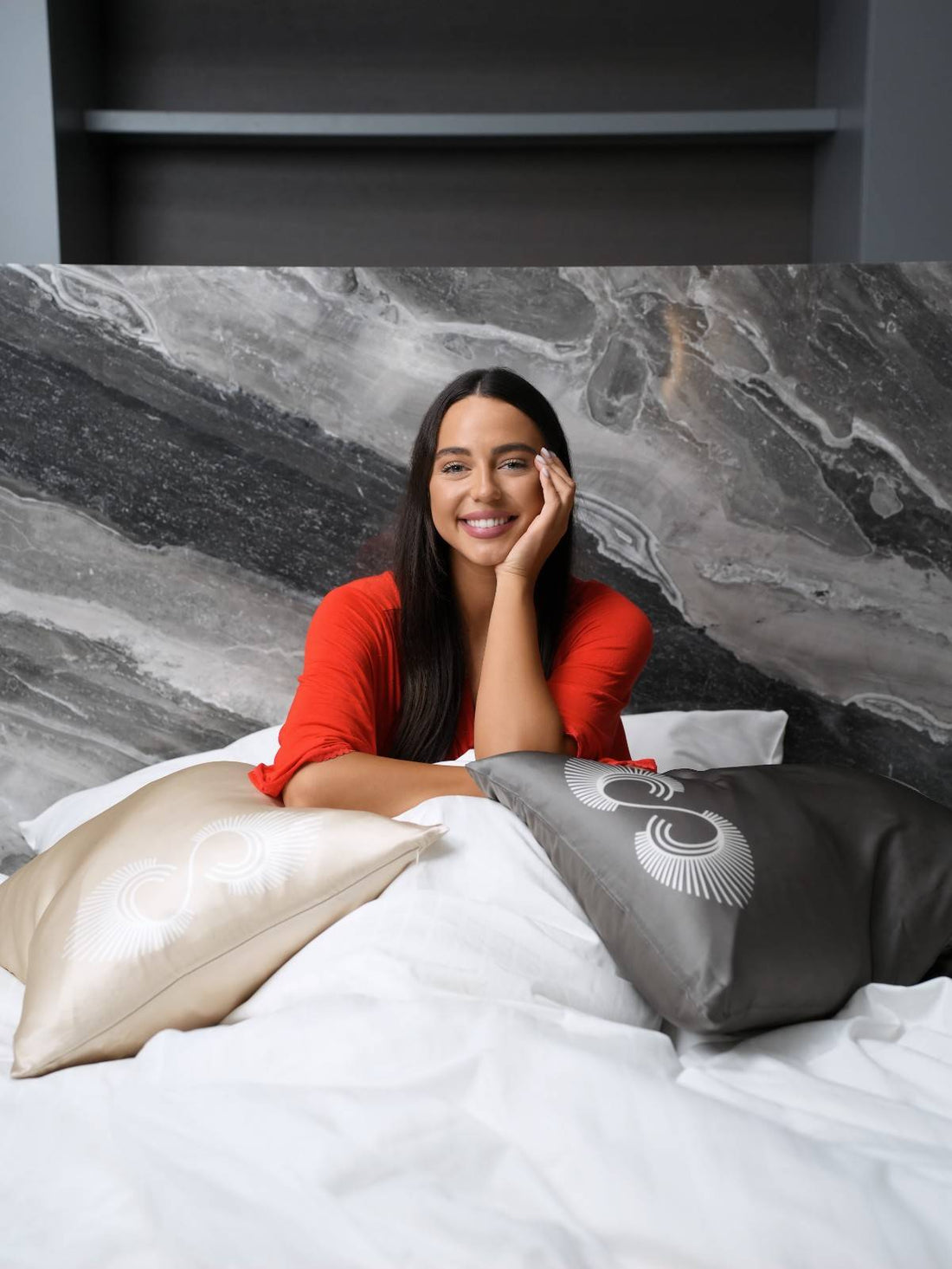 Taie d'oreiller en Soie 50x70-100% Naturelle - 19 mommes - Housse de Coussin Design - pour Les Cheveux Cassants, Fins, Abîmés - Alternative au Foulard, Bonnet de Nuit, Charlotte en Satin (Gris)